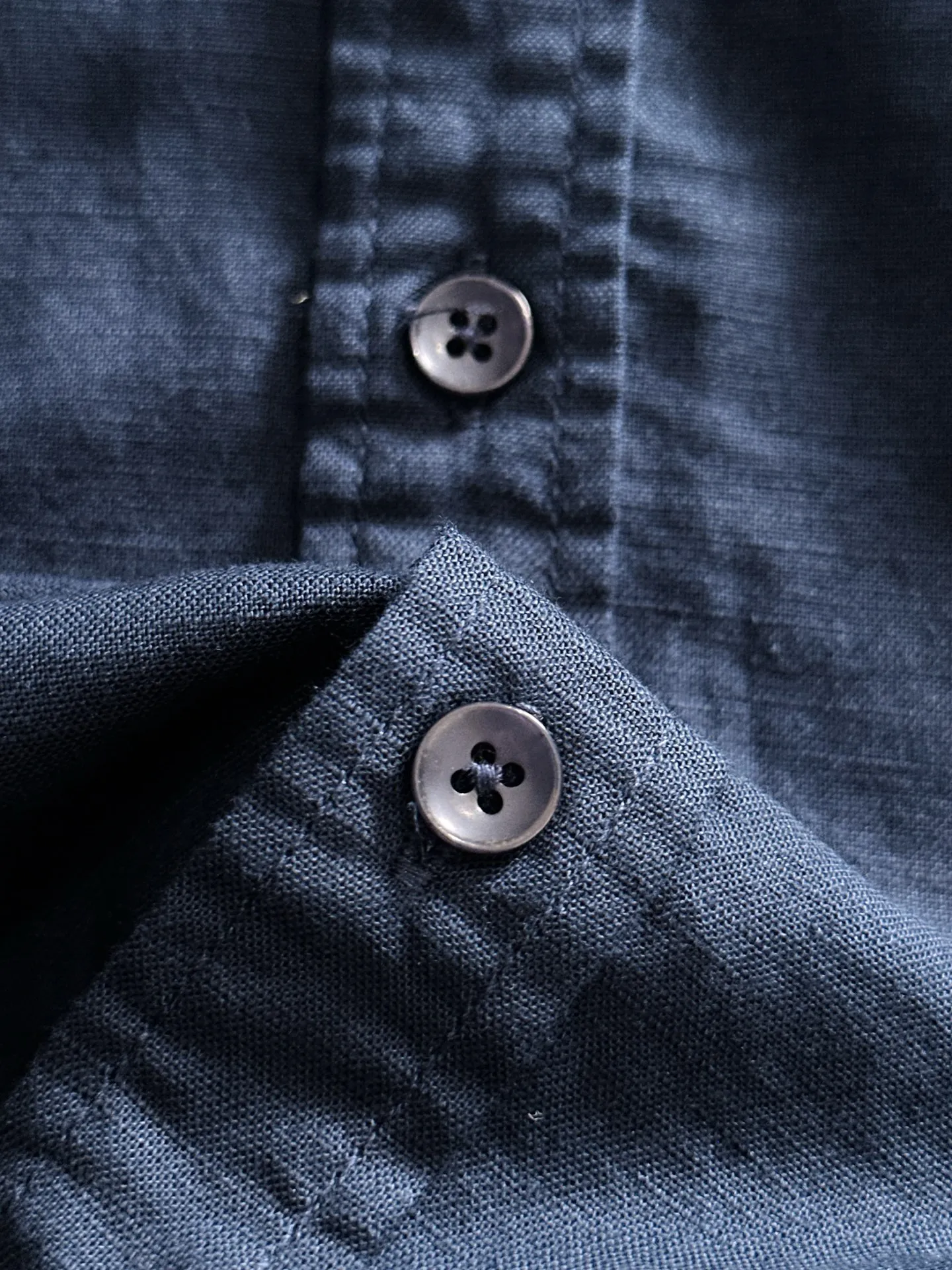 P360 Paul's 2025 new striped shirt, a versatile long-sleeved shirt for business and leisure. After a new style interpretation, with eye-catching earth tones, the fashion trend index of the entire shirt immediately soared! Made of imported 100% poplin cotton material, the light, silky and glossy silk fabric properties bring an unusual high-end visual sense. Needless to say, the upper body comfort is hand-cut. The pattern of the rear horizontal bar is restored, which is the only difference in the market! Technological electrostatic pressure spraying machine. The fluff is attracted by the plant body due to the different electric potential. It accelerates vertically and flies up to the pattern that has been scraped and primed. It is then dried in a high-temperature pipe oven to increase the fastness. The fashionable small pointed collar is paired with a flat-angle hem design, the overall simplicity and ability! Size: M-3XL
